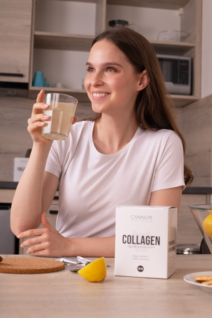 Trendy: žena pije kolagenový drink s kyselinou hyaluronovou pro zdravou pleť a klouby