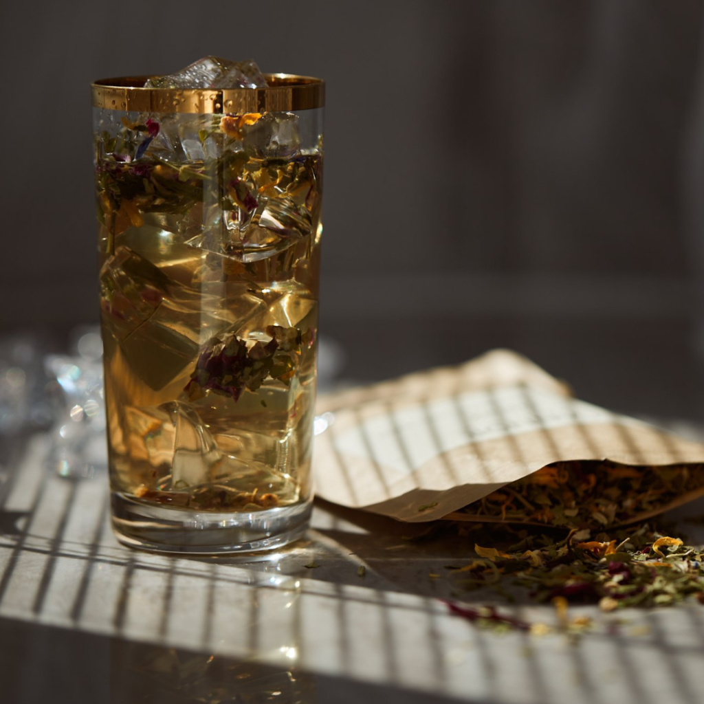 Detoxikační bylinný čaj DETOX, CANNOR, ice tea, sklenice čaje 